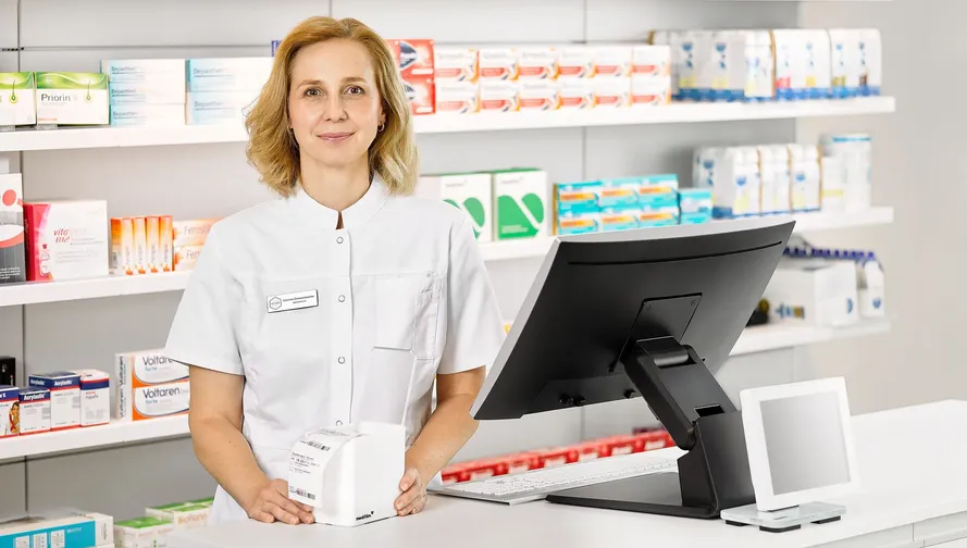 une pharmacienne tenant une boîte Medifilm® remplie